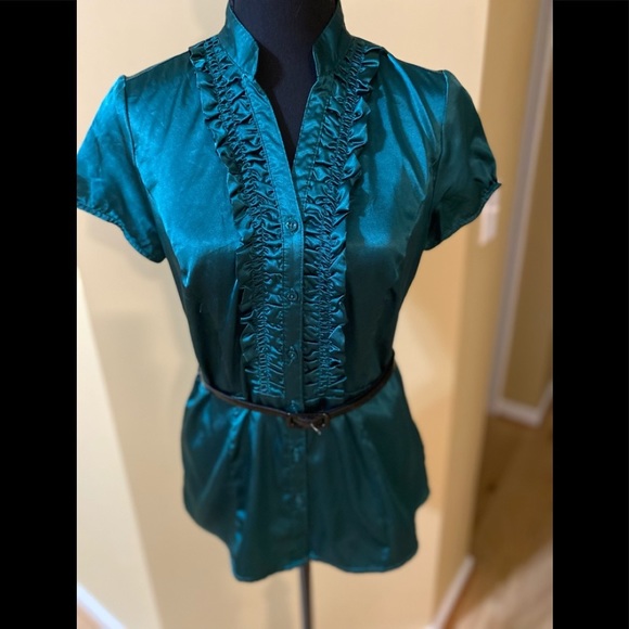 Size small forest green George silk like blouse with belt. Excellent condition.
